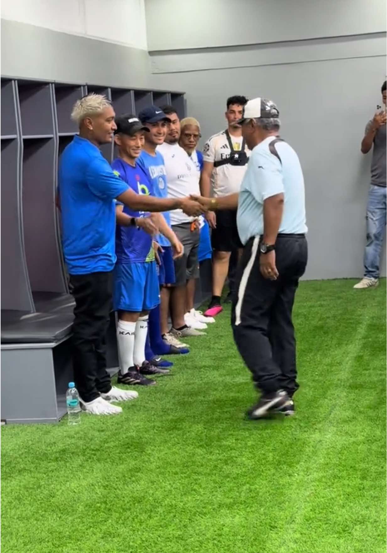¡El Profe Ramón Maradiaga cambia la libreta por los filtros! 📱⚽ Listo para entrenar a la nueva generación: ¡la Selección de Tiktokers! ¿Podrán hacer más jugadas que trends? 👀🔥