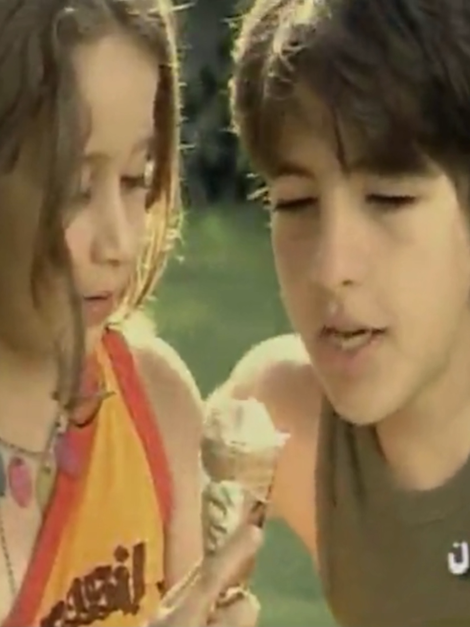 🍦❄️ من يذكر إعلان آيس كريم جمبو الذي كان يُعرض على سبيستون؟ 📌 دعمكم وتشجيعكم هو السبب اللي يخلينا نستمر ونجيبلكم المزيد من الإعلانات النادرة من زمن سبيستون 💫 #الزمن_الجميل #سبيستون #إعلانات_قديمة #ذكريات_الطفولة #آيس_كريم_جمبو #Spacetoon #نوستالجيا #جيل_التسعينات #جيل_الألفين #ذكرياتنا