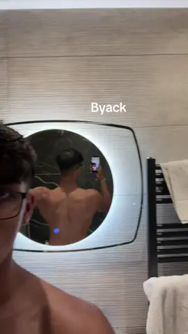 Can’t tell if I prefer wearing the glasses or not … #fyp #back #GymTok #aesthetic #mirror 