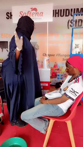 scrub zetu ni nzuri na zina matokeo ya hapo kwa hapo zipo za kun'garisha kwa wanaopenda weupe na zipo za kuacha ngozi na uasili wake ila zote huondoa chunusi na madoa na kulainisha ngozi inafaa kwa watu wote wanawake wanaume hata vijana wadogo wanaobalehe zinawaondolea chunusi za balehe ya kufanya weupe inakupa weupe mzuri wa njano na kun'gaa  ya kubaki na rangi yako inaiboost skin tone yako na kukupa usoft na mngao asilia kwa ushauri karibu ofisini tuna mawakala nchi nzima +255677464843