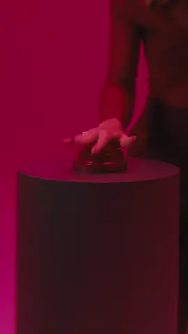 Cabelos pedindo socorro? A @Lore Improta já sabe que a #VultResolve qualquer emergência capilar. Com ativos queridinhos do skincare, a linha Recarga de Hidratação da @Vult entrega hidratação intensa e muita tecnologia! #PraGeralVer: vídeo nos bastidores de um estúdio, com bancada de produtos da Vult. Uma mulher branca, loira de cabelos lisos, apresenta a linha capilar da Vult. Ela aparece em diferentes momentos: falando para a câmera, segurando os produtos nos braços, tendo o cabelo arrumado pela equipe, posando para fotos sozinha e em grupo. O destaque é para o Leave-In 10 em 1. O vídeo encerra com o logo da Vult em fundo bordô.