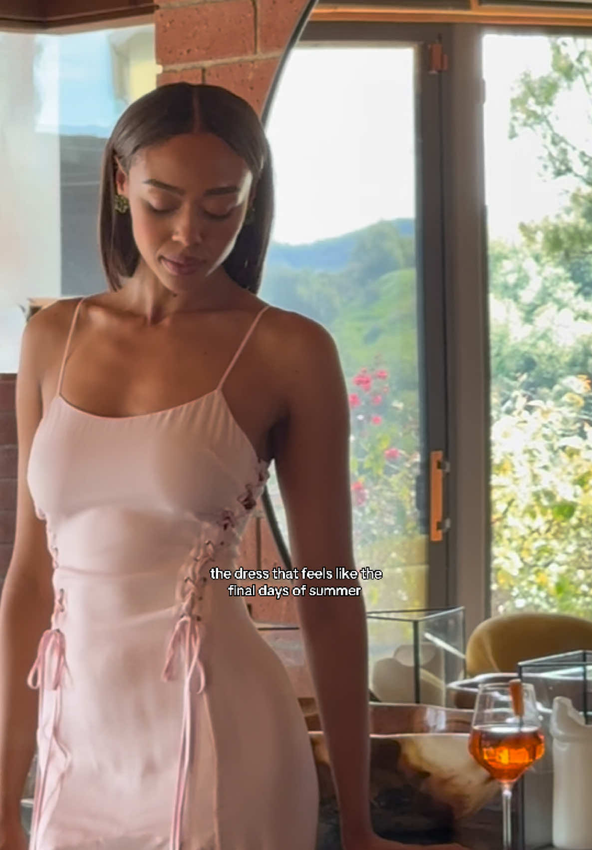 When the dress feels like golden hour on repeat 💋 Our gia gown is the epitome of summer romance #summerdress #pinkdress 