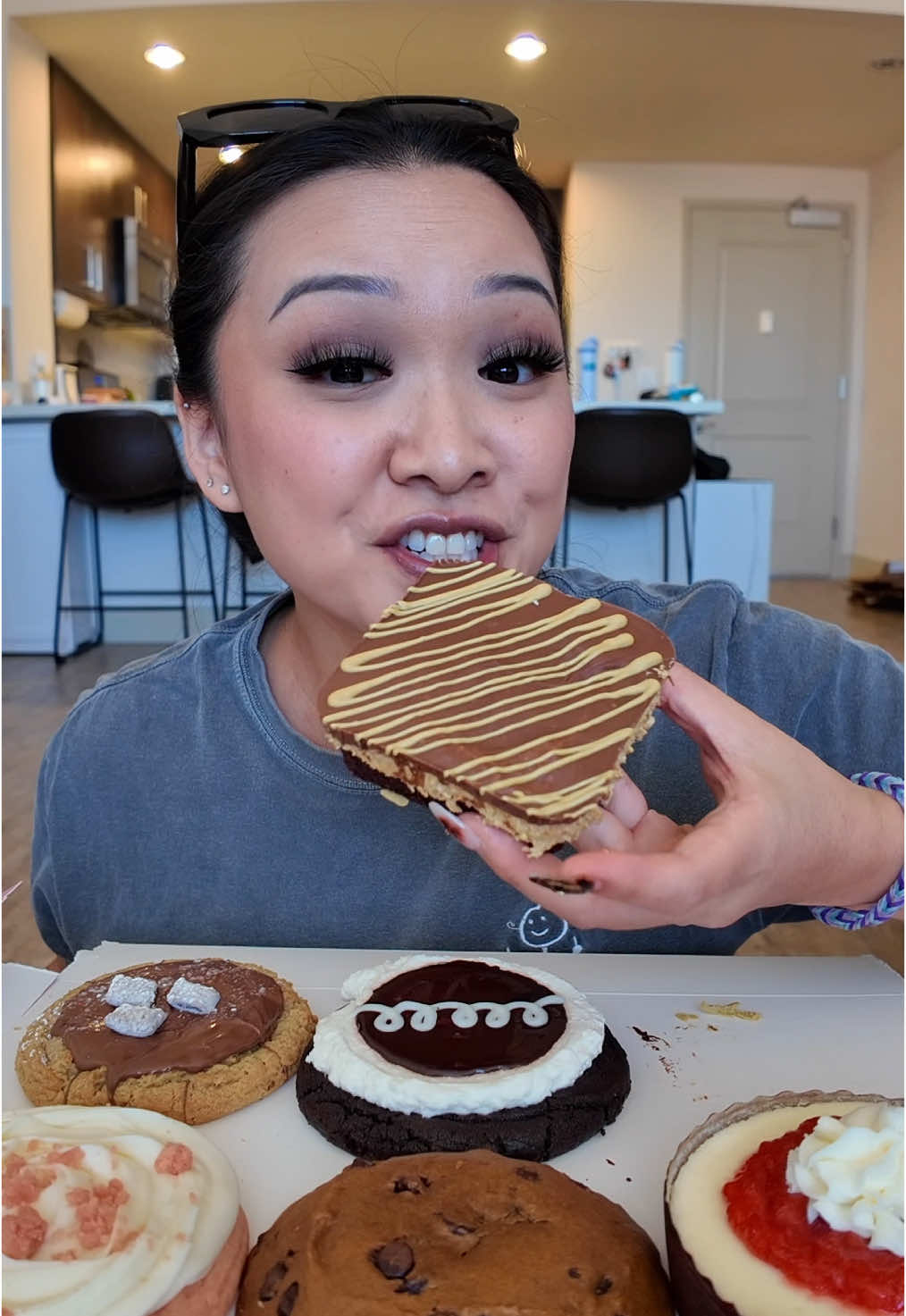 Dubai chocolate brownie? SAY LESSSS 😮‍💨🤌🏻  @Crumbl  #crumbl #crumblcookies #cookies #brownie #snack #mukbang #Foodie #foodtiktok 