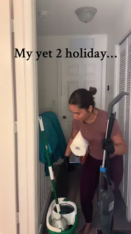 When I see everyone going to there yet 2 holiday and my clean freak ass cleaning💁🏼‍♀️🧹🧽🫧#CleanTok #parati #fyp 