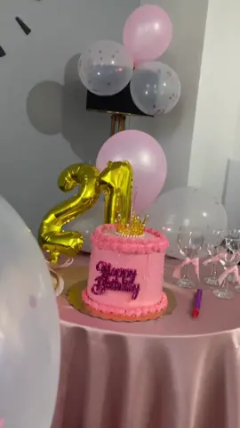 #anniversaire #anniversarycake #hello21🎉 #21yearsold #cakedecorating #انيفارسار_ماشي_عرسي 
