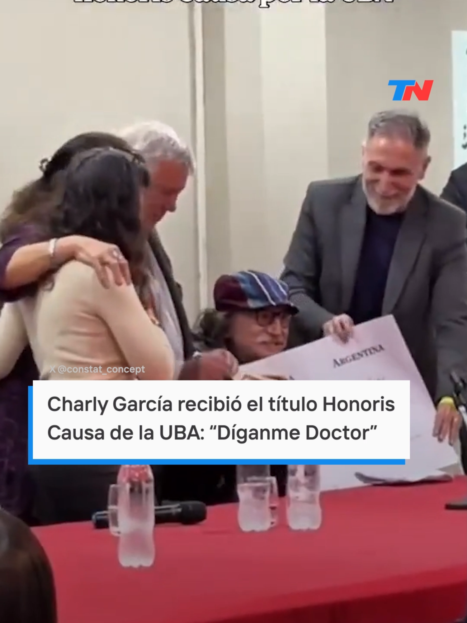 Charly García recibió el título Honoris Causa de la UBA: “Desde ahora pasaré a llamarme Doctor” Después de mucho tiempo sin apariciones públicas, el músico sorprendió al asistir a la sede de Puán y desplegó su carisma. “Gracias por este reconocimiento tan importante, desde ahora pasaré a llamarme Doctor Charly”, dijo el músico, con los dedos en V, ante un aula 108 colmada de público que acompañó con cánticos, remeras con su rostro y música de fondo.