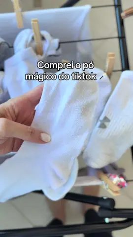 Mais alguém aí viciado em Percabonato de sódio??  . Ele realmente desencarde todas as meias, deixa as roupas muito brancas e tira as manchas. Não vivo mais sem!  . #percabonatodesodio #tiramanchas #roupasbrancas #pomagico #donadecasa #limpezadacasa #limpeza #viral 
