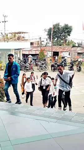 🎉 Hari Kedua PKKMB 2025 🎉 Halo sobat mahasiswa baru! ✨ Hari ini kita sama-sama merasakan keseruan, tantangan, dan juga lika-liku perjalanan PKKMB. Ada tawa, ada lelah, tapi semuanya menjadi bagian berharga dari langkah awal kita di Universitas Flores. 🚀 Setiap kegiatan yang dijalani bukan sekadar rutinitas, tapi latihan mental, fisik, dan kebersamaan agar kita siap menghadapi dunia kampus yang penuh warna. 🌈 Untuk kalian para maba, tetaplah semangat! 💪 Yakinlah, setiap proses yang kalian ikuti hari ini adalah bekal berharga untuk masa depan. Jangan menyerah hanya karena rasa lelah, sebab di balik itu ada kekuatan, pengalaman, dan persaudaraan baru yang sedang kita bangun. 🌱✨ Mari jalani PKKMB dengan hati gembira, semangat menyala, dan tekad kuat. Karena dari sinilah kita akan belajar arti kebersamaan, disiplin, dan menjadi bagian dari keluarga besar Universitas Flores. 💙💛 #PKKMB2025  #Uniflor  #SemangatMaba 