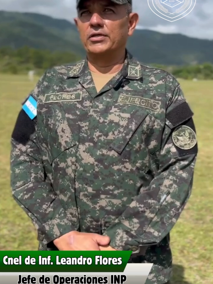 👮🏽‍♂️💪🏽 “El examen físico consiste en pruebas de pechadas, abdominales y una corrida de más de 3 km, con el objetivo de fortalecer la condición física de los Oficiales Auxiliares Penitenciarios y garantizar un mejor desempeño en el cargo asignado”, destacó el Coronel de Infantería DEM Leandro Flores, Jefe de Operaciones del INP. Disciplina, compromiso y preparación que refuerzan la excelencia del servicio penitenciario. 🇭🇳✨ #INP #CondiciónFísica #Disciplina #FuerzaPenitenciaria