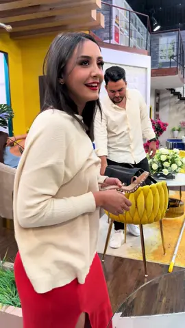 #HCHEntretenimiento | 💅🙂‍↕️ #JamieEspinoza anda imponiendo moda en el set de #QVLV. No se puede perder el programa de hoy 🤩