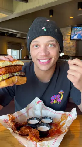 This Chili’s Triple Dipper Hack Triple Dipper hack is the only thing I’m ordering from now on. Mozzarella + burger = actual magic. 🧀🍔🔥 Go try the Triple Dipper and build it yourself. #MozzBurger #ChilisHack #TripleDipperHack #SpicyycamEats @Chili’s Grill & Bar #chilispartner
