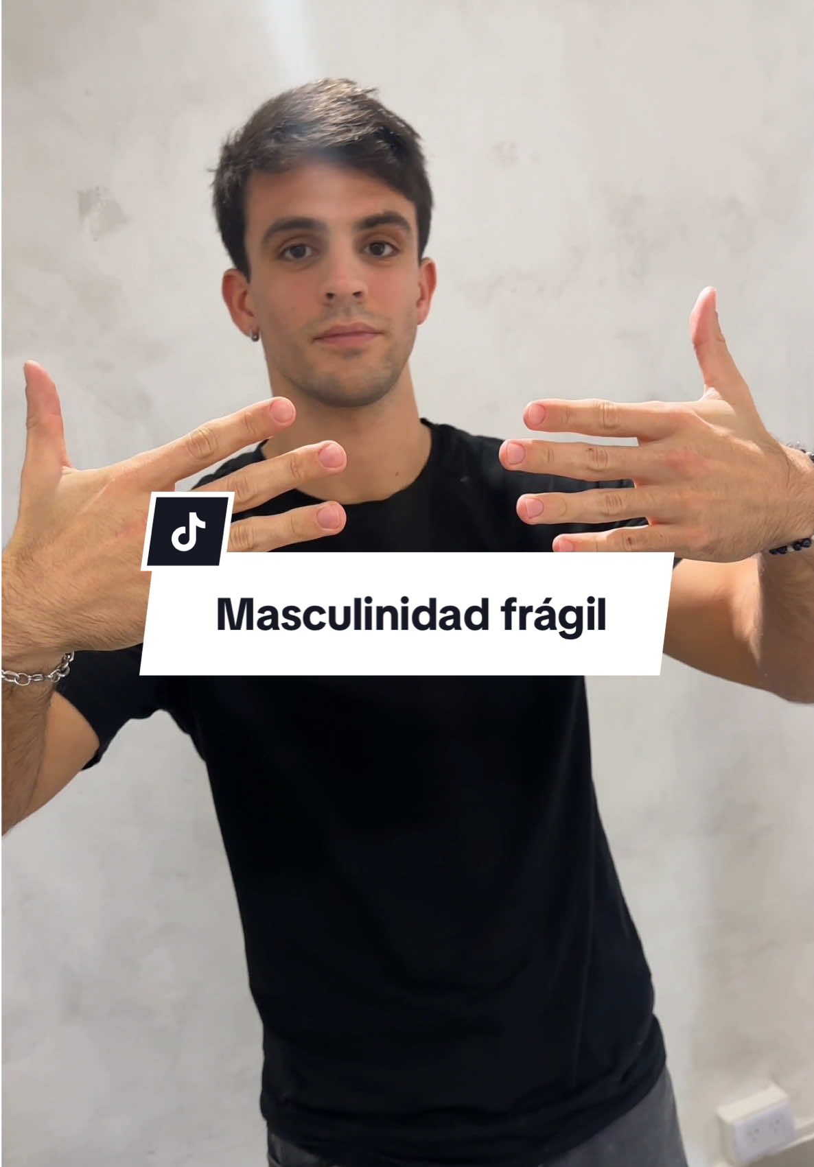 [ni giles que creen que hacerse las manos los define como hombres 💁🏻‍♂️] #Masculinidad #Hombres #MenCare #Uñas #Manicuria #ManicuriaParaHombres #MenSpa 