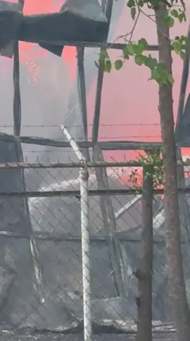 los bomberos arriesgando su vida por combatir el incendio, es hora de que sean tomados más en cuenta, su valiosa labor y todo lo que representan para la sociedad  #losguayos #bomberos #proteccioncivil #carabobo #soydelasaguitas