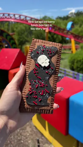 MOARRRR NICHE VILLAINS LETS GO 😈 😤😤 #disneyparks #toystoryland #sidspicedberrylunchboxtart #woodyslunchbox #hollywoodstudios #disneyeats #disneysnacks #disneyadult #disneyworld 