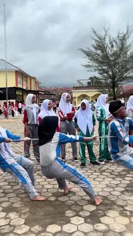 petantang petenteng sekali 😭😂 #sekolah #lomba17agustus #tariktambang #agustuscore 