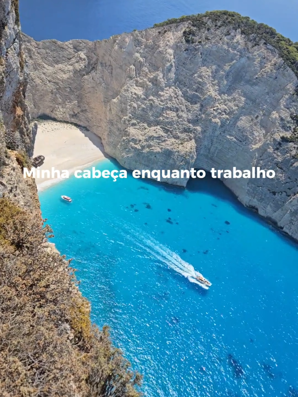 Já encaminha pra quem é do time que só trabalha pra viajar que nem a gente 😅✈️ #ficaadica: esses destinos estão cheios de passeios da Civitatis 👀 📍 Milos e Zakynthos, Grécia #dicasdeviagem #viagem #Grécia #milos 