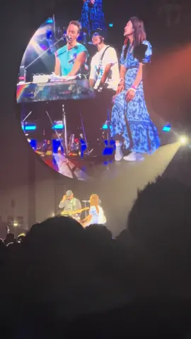 Such a beautiful moment tonight 🥺 Chris Martin plays True Love for the first time in many years! With a fan who travelled from China to Hull just to watch the band perform on both nights! 🥺❤️ @coldplay #coldplay #coldplayhull #concert #fyp 