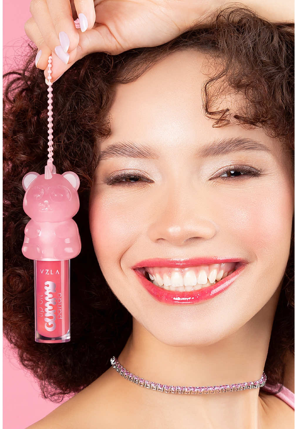 Lançamento na área! 🚨 O Lip Oil Gummy Panda combina acabamento super brilhante com a tecnologia pH Color Tint, que reage ao pH da sua pele e revela um tom rosado natural nos lábios. Um rosa natural com um toque saudável, perfeito para realçar a beleza dos seus lábios. Sua fórmula possui aplicação suave, não escorre e proporciona maciez imediata. Enriquecido com esqualano vegetal e óleo de amêndoas, garante emoliência e hidratação prolongada. O Gummy panda acompanha um chaveiro de pandacórnio, para você carregar com você em qualquer lugar. 🌱 O Lip Oil Gummy panda é dermatológicamente testado, livre de parabenos, vegano e cruelty free. #vizzela #BeautyTok #makeup #beauty #makeupvegan 