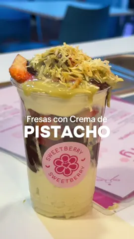 Fresas con Crema de PISTACHO 🤤💕 Pídelo con 🍭 Toppings o 🍫Chocolate Dubai 😮‍💨 Estamos ubicados en Plaza Santander, Patio Principal al costado de Raffos 🫰🏻💕 #chimbote #nuevochimbote #pistacho #fresasconcrema🍓 #chocolatedubai 