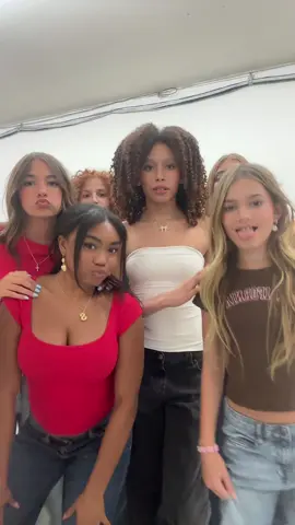 My Girls 🩷🩷 @Reese Herron @Nayeli ✝️ @Sydney Smiles @jacklynjd_ @•Penelopee• #fyp #lipsync #friends 