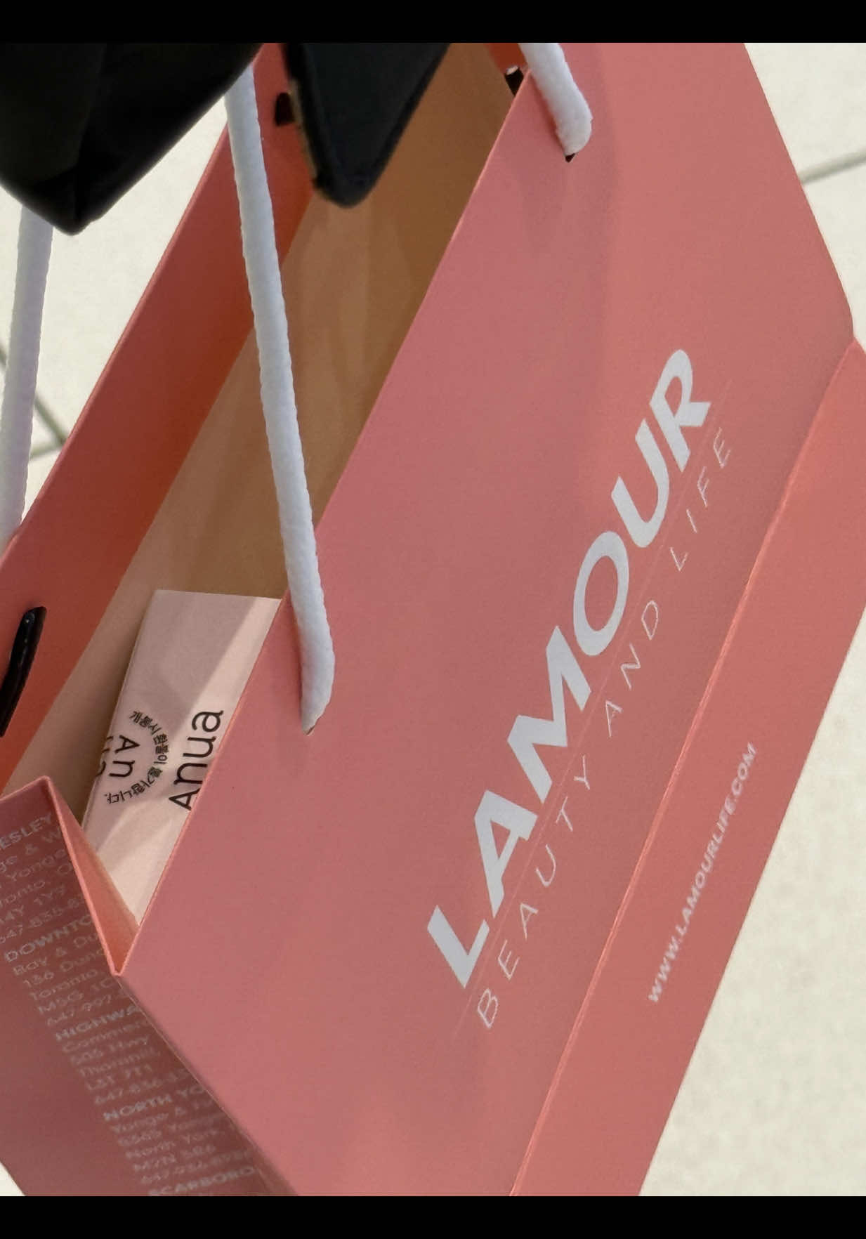POPMART lovers, this one’s for you 👀✨ Ottawa finally has an official Pop Mart spot at @LAMOUR Beauty & Life inside CF Rideau Centre! From Labubu to Crybaby to Skullpanda — the cutest blind boxes are now here 🫶 Plus, their Back-to-School Sale is on with up to 50% OFF your fave K-Beauty brands 😍 (hello VT, Round Lab, Needly + more!) Don’t forget — Lamour is also running a giveaway 👏 You could win a $50 gift card just by following the steps on their page! 📍 Visit Lamour Beauty in Rideau Centre, Ottawa 💻 Shop online: www.lamourlife.com #Popmart #LamourBeautyLife #BBMcollabs