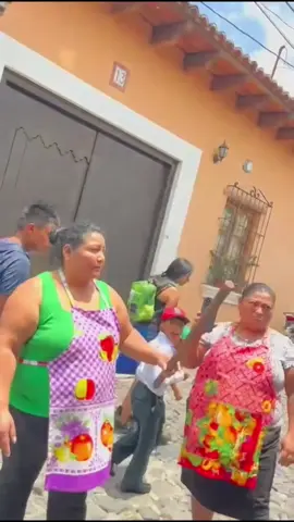 !!La vida color de rosa en Antigua Guatemala!!  #EstaQueArde #PuraCandela913 #NoticiasEnCandela #AntiguaGuatemala 