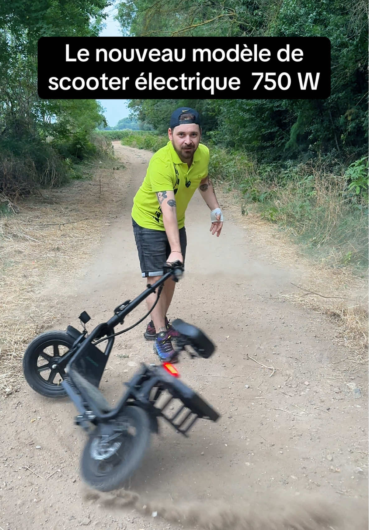Scooter électrique disponible à l’achat en cliquant sur le panier orange en bas à gauche dans ma vidéo #ScooterÉlectrique #TrottinetteÉlectrique #BonPlan #aovopro #trotinette 