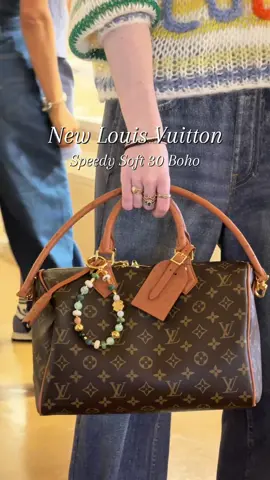 “Ostracizing” itself from the Classic LV Speedy, the new Louis Vuitton Speedy Soft Boho has been adorned with Ostrich leather accents including the signature address tag. Complete with its LV Pearl bag charm, this diverse everyday bag can conveniently be worn on the shoulder or carried with double handles! Are you adding this to your luxury wishlist?? . . . Outfit: Loewe Mohair Sweater, Rag & Bone Miramar Jeans, Havianas . . . #givesitcharacter #louisvuittonspeedy #louisvuitton #softspeedy30 #luxuryshopping 
