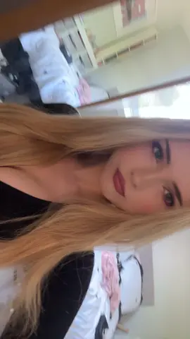 Hiiiii ?? 💋 #blonde #fyp #xybca #reneerapp #foryou 