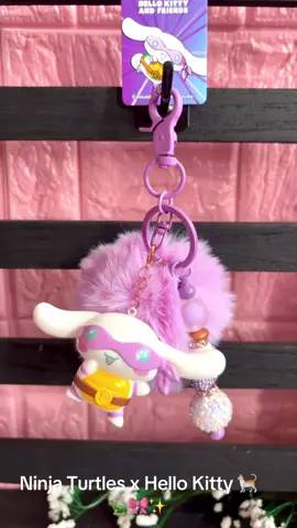 ✨💜 You thought we were DONE?! Nopeee! The McDonald’s TMNT x Hello Kitty collab just keeps getting CUTER 😍🍔🐢 Say hello to Cinnamoroll as Donatello 💜💫 … and yes, it’s a keychain WITH a fluffy pompom! 🩷 🔥 Limited collab + super hard to find = don’t wait! 💌 Link in bio to grab yours before they’re GONE! #HelloKitty #TeenageMutantNinjaTurtles #TMNTxHelloKitty #Cinnamoroll #Donatello 