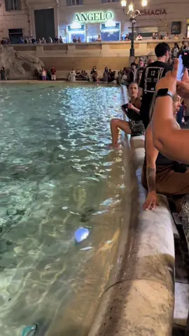 Prohibido meterse a la Fontana! NO ES ARGENTINA LA CHICA!
