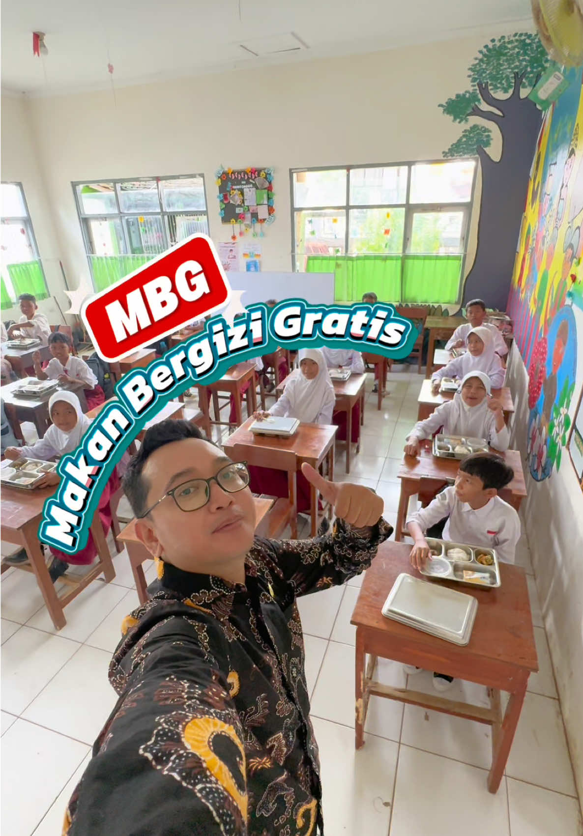 MBG adalah Makan Bergizi Gratis. Program ini merupakan inisiatif pemerintah untuk menyediakan makanan bergizi bagi masyarakat, terutama anak-anak sekolah dan kelompok rentan lainnya.  Program MBG diluncurkan pada awal Januari 2025 sebagai bagian dari upaya mewujudkan visi Indonesia Emas 2045. Sasaran utama program ini adalah anak-anak usia sekolah, ibu hamil, ibu menyusui, dan balita. Program ini juga diharapkan memberikan dampak positif bagi petani, produsen lokal, dan UMKM.    Sekolah bapak ibu sudah kebagian MBG belum?  . . . #gurutiktok #gurumuda #gurumurid #gurukreatif #kelaspakiant 