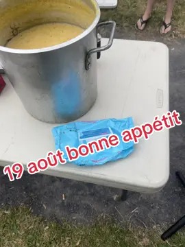Belle petite distribution, merci à miss Natacha Mélanie Eric Mégane Kim. Merci tout le monde c’était un potage aux carottes ainsi que du pain sandwich aux œufs. Petite collation c’était tous très bien. Merci beaucoup. Passez une très belle journée. Big love ##fyp##sdf##confetti