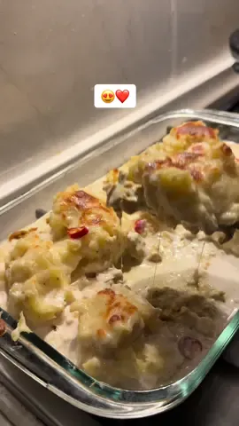 صينيه بطاطس 🤤❤️ المقادير :  خلطة الدجاج  بصل  ثوم دجاج  فلفل رومي  جزر  البهارات : فلفل اسود - كمون - بهارات مشكله - كركم - بهارات الكاري.  بطاطس مهروسه ، عليها ملح فلفل اسود ومعلقه جبنة سايلة وزبدة  الصوص : علبتين قشطة  ٤ ملاعق جبنه سايلة  رشه فلفل اسود وملح شويه مويه او كريمه طبخ #اكسبلور #سهله_وسريعه #f #fyp #❤️ 