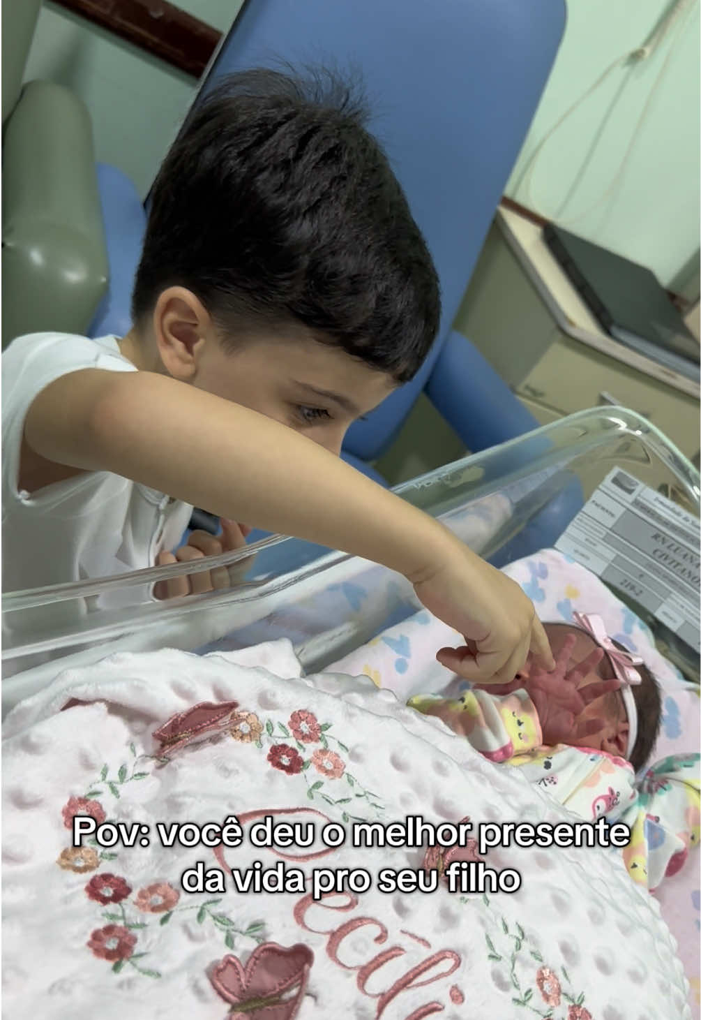 Sem dúvidas, Cecília foi o melhor presente que já dei ao Theo. A mãe vai pra maternidade com coração apertado e no reencontro o filho nem aí pra ela kkkkk  #maternidade #fy #fyp #maedecasal 