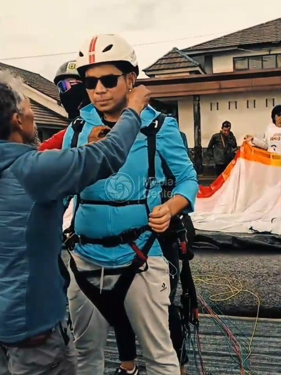 Wow...! Pak Wabup Hendri terbang perdana dengan paralayang..  #paralayang #hendripraja #fikrithobari #rejanglebong #fikribae 