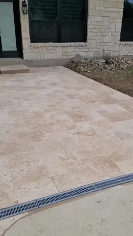 Travertine tile patio w/ outdoor kitchen #travertine #tiles #outdoorkitchen #outdoorliving #patiomakeover 