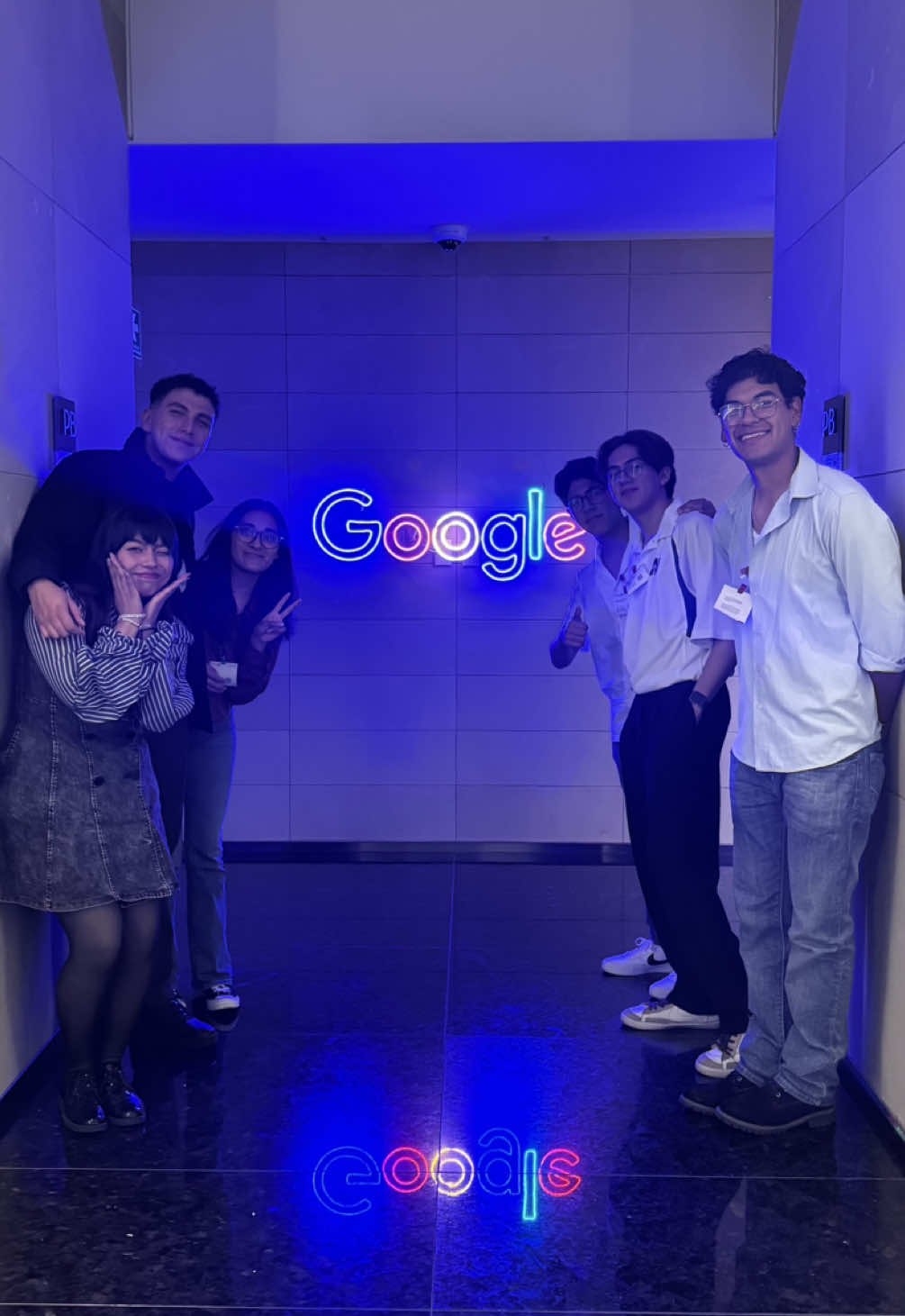 ¡Así fue un día conociendo las oficinas de Google en CDMX! 🚀 Fui invitado al evento Google Cloud Runtimes y la experiencia estuvo increíble: networking, charlas sobre Google Cloud, pizza, cerveza 🍕🍺 y mucho aprendizaje. Gracias a la comunidad de Google Developers Groups CDMX (@gdg_cdmx) por la invitación 🙌 Definitivamente un gran día en Google ☁️💙 #googlecloud  #googlecdmx #developers #estudiantes #universidad 