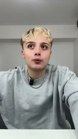 Después de muchísimo tiempo, de hablar con muchísima gente, hoy por fin me animo a hablar después de entender que callándome no me protegía, solo me lastimaba más. Contar esto no es fácil, pero siento que el silencio solamente me causaba angustia. La misma angustia que tuve durante muchos años de mi vida. Yo creía que esta era una mochila mía, sentía miedo, culpa, vergüenza, y muchas más emociones que no me correspondían. Ojalá que este video llegue a quien lo necesite, si estas pasando una situación similar quiero que sepas que tu dolor es real, tu historia importa y no estás solo, siempre hay una salida. Nadie tiene derecho a romper tu inocencia, nunca. 