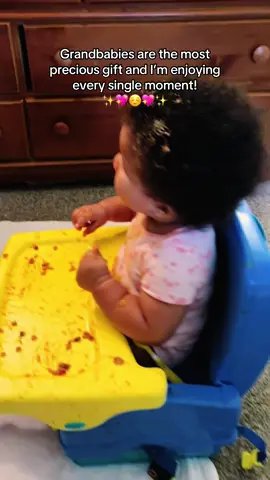 #grandbabies #messybaby #babyeating #cutebabies #babytok My sweet granddaughter Anjayah is starting to feed herself lol and doing amazing!🫣🤣💖 She’s 8 months old already! My DubbieWubbie