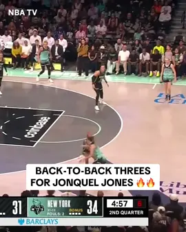 She’s heating up with 17 points in the first half 😤 #WNBA #JonquelJones #Liberty