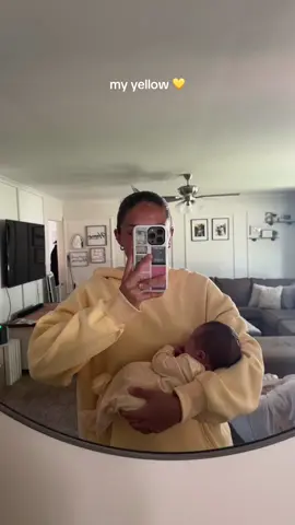 I love being a mommy 🌼💛🐣🍯🔅 #myyellow #trend #newmom #youngmom #babygirl 