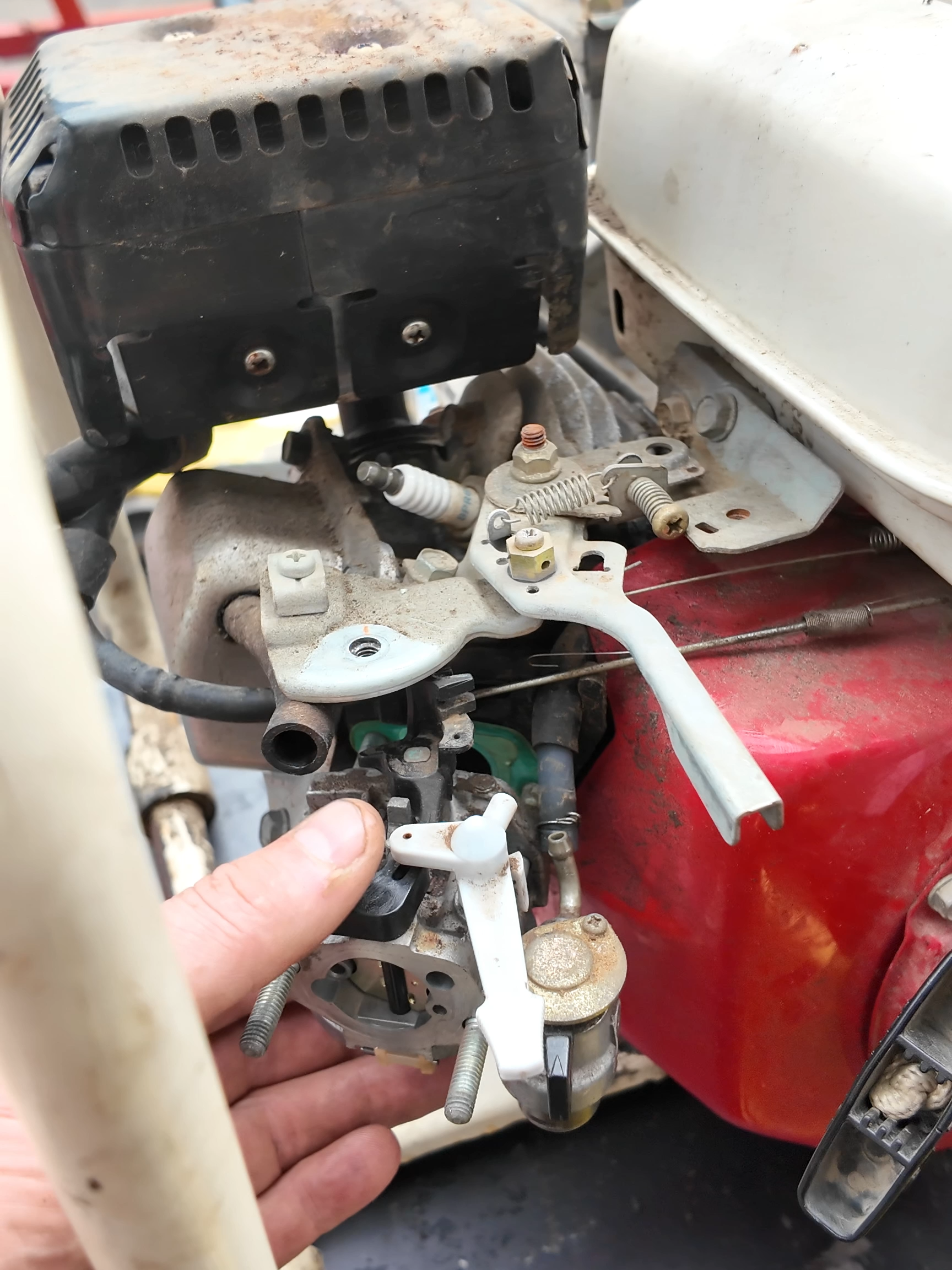 WHAT A BAD DESIGN!  #lawnmower #gardenequipment #mechanic #shorts #honda#donyboy73 #smallenginerepair #briggsandstratton #stihlchainsaw