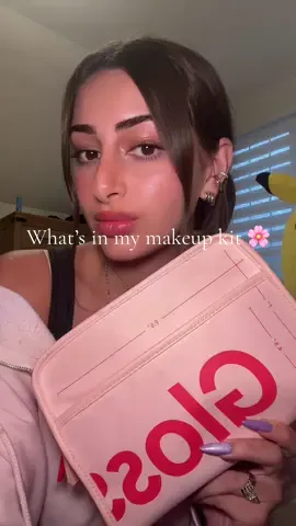 Sry for mumbling I’m #shy #whatsinmymakeupbag #makeup #everydaymakeup 