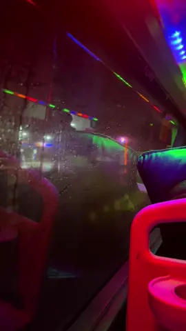 Đi xe giường nằm trời mưa. Nằm đắp chăn và nghe thêm bản nhạc tâm trạng nữa thì còn gì bằng #xekhachvietnam 