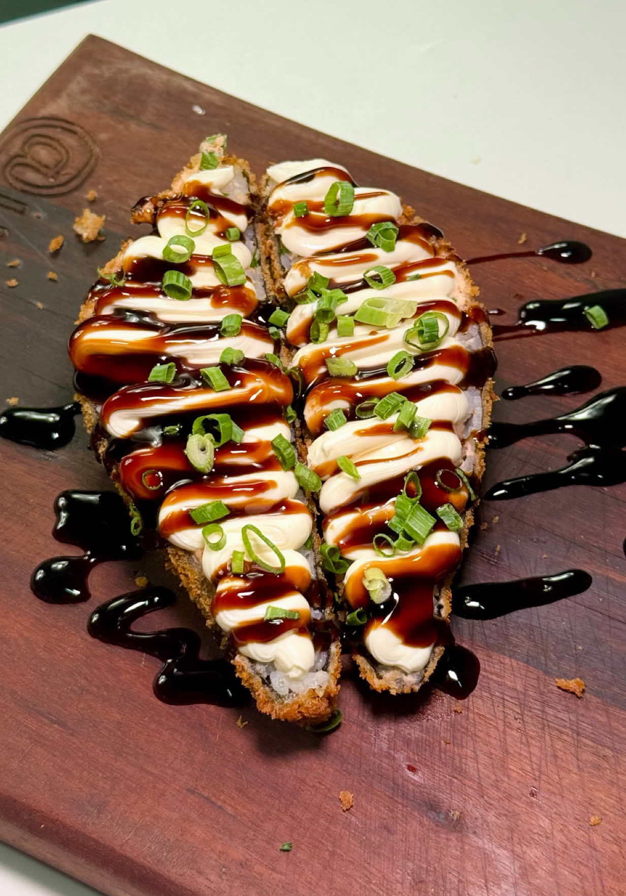 TEMAKI HOT 🍣🥢 2 desse e um copão daquele refrigerante pretinho que vcs sabem qual é, faz qualquer noite feliz 😂 Marca a alma bondosa que vai fazer pra você 🙈🫰🏽 Ingredientes:  Shari: -1 e 1/2 xícara de arroz de sushi  -1 e 1/2 xícara de água  Descansa 10 minutos, fogo baixo por uns 12/15 minutos ou até secar a água, após cozido desligue o fogo e deixe tampado por mais 10 minutos.  Molho Su  1 colher caprichada de açúcar  1 colher de café de sal  1/4 de xícara de vinagre de arroz Leve em fogo baixo para derreter o açúcar e em seguida disponha sobre o arroz misturando levemente.  -300g de salmão  -cream cheese  -Cebolinha -alga nori  -farinha de trigo  -água  -farinha panko  -tarê . #dicas #cozinha #temakihot #temaki #salmao      