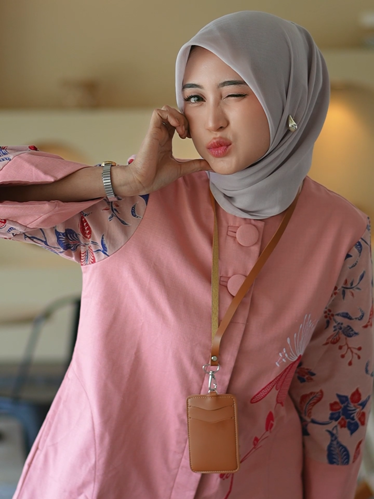Murah memang menggoda, tapi jangan kaget kalau batik 50ribuan cepat pudar. ✨ Karena kualitas itu investasi, bukan sekadar harga ✨🥰 #batik #blouse #batikkerja #batikmodern #batikkantor #batikpekalongan #batikindonesia