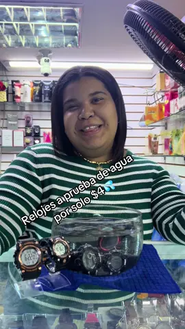 ¡Relojes a prueba de agua por solo $4!🤩 ¡Atención, Caracas! 🚨  ¡súper prácticos! Son ideales para ti o para regalar.  ¡No te quedes sin el tuyo! 😉 ¿Dónde encontrarnos? 📍 ¡Estamos en Caracas! Mira nuestros 2 videos anclados para ubicarnos mejor: CC Manuelita Sáenz, Chacaito (diag. Peluquería Sandro, al lado R5 Shoes).  * Encuéntranos en PB local 0014  * Y también en el Piso 3 local 03-06. ¡Te esperamos! ✨ #Caracas #relojes #caballero #tiendafisica #emprendedores          