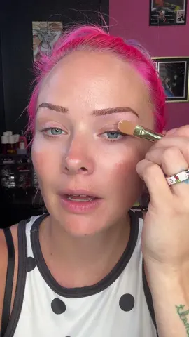 Putting eyeshadow on a dry lid WONT ever make your eyeshade stick or pop. A good base is key to soft or bold looks #eyeshadow #eyeshadowhacks #eyeshadowprimer #makeup #makeuptok 