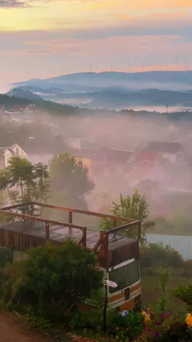 “Sương Đà Lạt chưa tan, lòng mình cũng còn nhiều điều chưa kịp nói.”#dalatcham #doimaydalat 